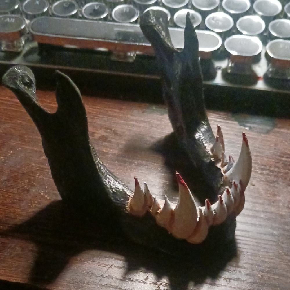 Black Reptile Jaw Décor - Phone Stand.